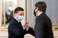 Ukrainas president Volodymyr Zelenskyj, till vänster, hälsar på USA:s utrikesminister Antony Blinken under den senares pågående besök i Kiev.