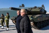 Försvarsminister Peter Hultqvist (S), här med Estlands försvarsminister Kalle Laanet, ber Försvarsmakten om en plan för när budgeten för det militära försvaret ska kunna nå 2 procent av BNP. Arkivbild.