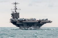 Det amerikanska hangarfartyget USS Harry S Truman är på väg till Iran. Bilden är från när fartyget gick genom Hurmuzsundet i december 2015.  