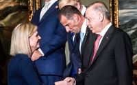 Magdalena Andersson skakar hand med Turkiets utrikesminister Mevlut Cavusoglu under Natotoppmötet i Madrid i juni.