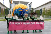 Demonstranter protesterar mot Donald Trumps klimatpolitik inför G20-mötet i Berlin torsdagen 29 juni 2017.