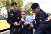 Polis griper Ljubov Sobol efter en demonstration den 27 juli.
