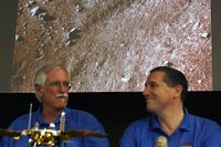 Peter Smith, University of Arizona, och Barry Goldstein, NASA, visar första färgbilden från Mars.