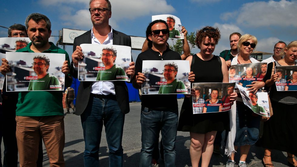 Medlemmar i Reportrar utan gränser har genomfört många protester mot hur deras kollegor har behandlats efter kuppförsöket förra sommaren. Arkivbild.