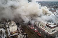 Rök från shoppingcentret där minst 52 personer omkommit.