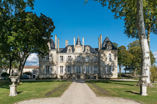 Château Latours ägor i Bordeaux är klassisk mark och slottet ett av de utvalda fem som tilldelades epitetet Premier Cru Classé år 1855.