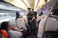 Polis på ett tåg i London sedan hotnivån i landet höjts. Arkivbild.