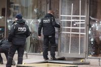 Polisens tekniker undersöker den sönderskjutna entrén till kulturhuset Krudttønden i stadsdelen Østerbro i Köpenhamn den 15 februari 2015.