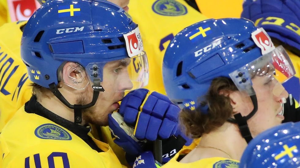 Svenska spelarna deppar efter sortin ur ishockey-VM. 