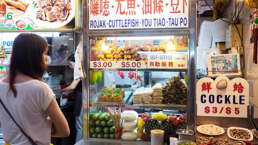 Singapores hawker centres är bästa ställena för att lära känna Singapores mat.