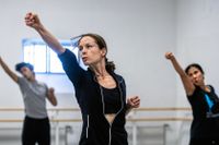 Kungliga Balettens dansare Alessa Rogers och Kaho Yanagisawa repeterar ”Shift” av Alexander Ekman.