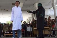 Ett spöstraff enligt sharia genomförs i provinsen Aceh i Indonesien. Mannen är dömd för spelande. I Saudiarabien råder strikt fotoförbud vid spöstraff och avrättningar.