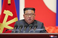 Nordkoreas diktator Kim Jong-Un. Bilden kommer från landets statliga nyhetsbyrån och uppges visa Kim Jong-Un under ett tal i Pyongyang den 10 augusti.