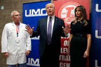 USA:s president Donald Trump höll en kort pressträff i sjukhuset University Medical Centers lobby.