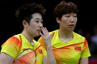 Yu Yang, till vänster, lägger av efter att hon och sju andra kvinnliga badmintonspelare diskats i OS.