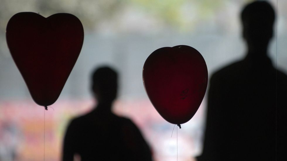 Anonymt par utanför en hiv-klinik i USA under Alla hjärtans dag.