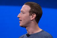 Facebooks egen medgrundare Chris Hughes (t v) gick till frontalangrepp mot sin gamla arbetsgivare Mark Zuckerberg (t h). 