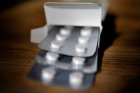 En rapport från Göteborgs universitet visar att tillverkare av läkemedelskopior har fabriker som släpper ut långt mer antibiotika vid tillverkningen än fabrikerna med koppling till originalpreparaten, skriver artikelförfattarna. 