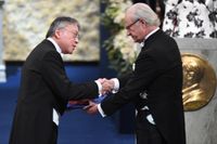 Författaren Kazuo Ishiguro tog emot Nobelpriset ur kung Carl XVI Gustafs hand den 10 december förra året.