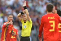 Nederländaren Björn Kuipers dömde straff till Ryssland efter att Spaniens Gerard Piqué hade tagit bollen med handen. Nästa uppgift för Kuipers blir kvartsfinalen mellan Sverige och England på lördag.