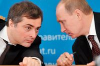 Rådgivaren Vladislav Surkov och president Vladimir Putin under ett samtal i februari 2012.