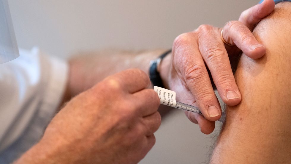 59 personer har fått ersättning för att ha skadats av vaccin mot covid-19.