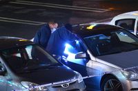Polisens tekniker undersöker platsen där en man skottskadades i Malmö på lördagskvällen. Skjutningen inträffade på en av parkeringsplatserna vid köpcentret Mobilia i Malmö.