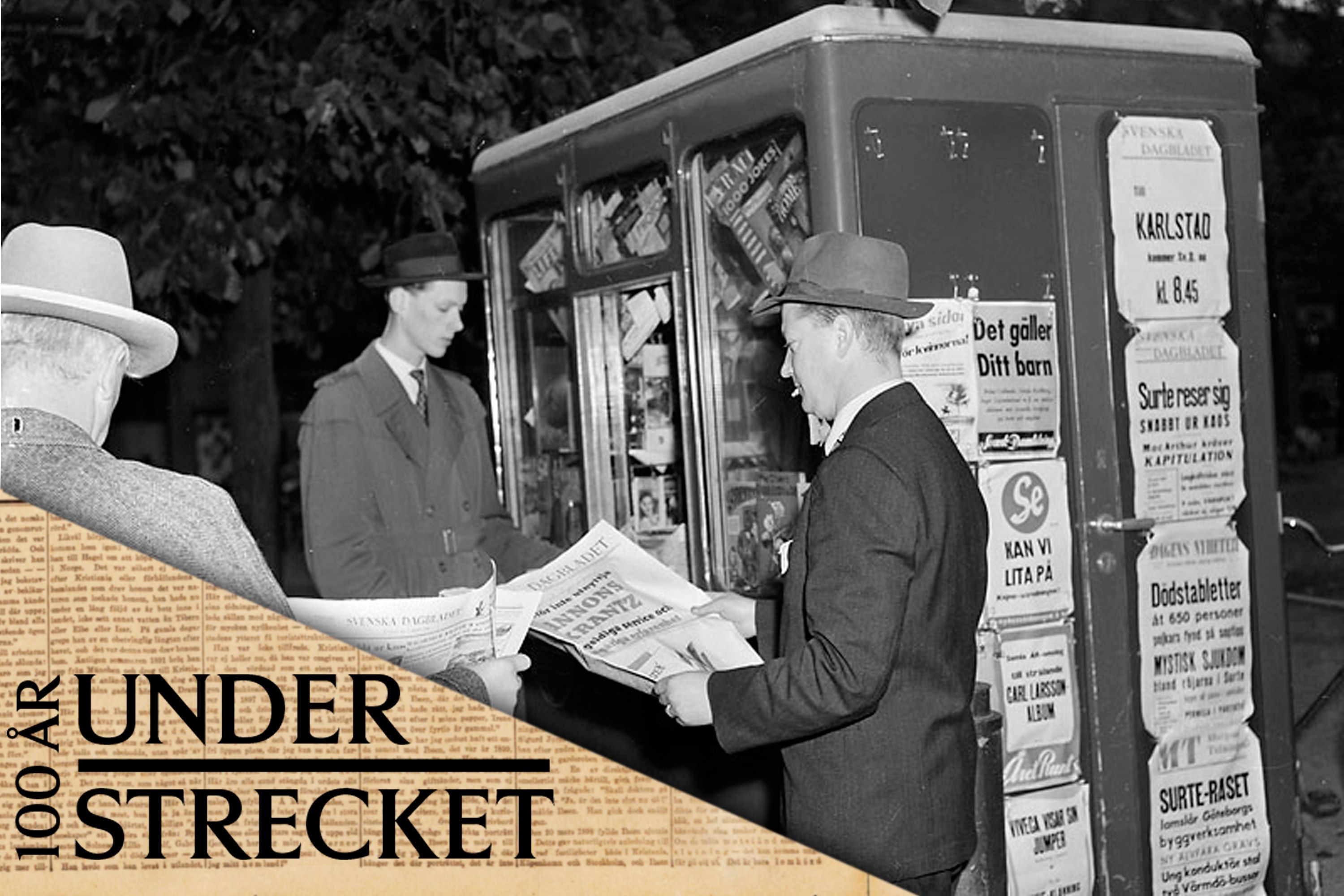 Stockholmare läser Svenska Dagbladet vid en tidningskiosk, oktober 1950.