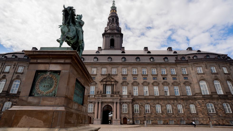 Den danska S-regeringen pressas i migrationsfrågan av sina stödpartier. Arkivbild av Christiansborg i Köpenhamn.