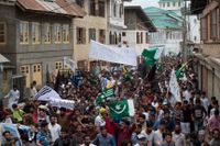 Efter fredagsbönen trotsade tusentals demonstrationsförbudet för att protestera på gatorna i Srinagar.