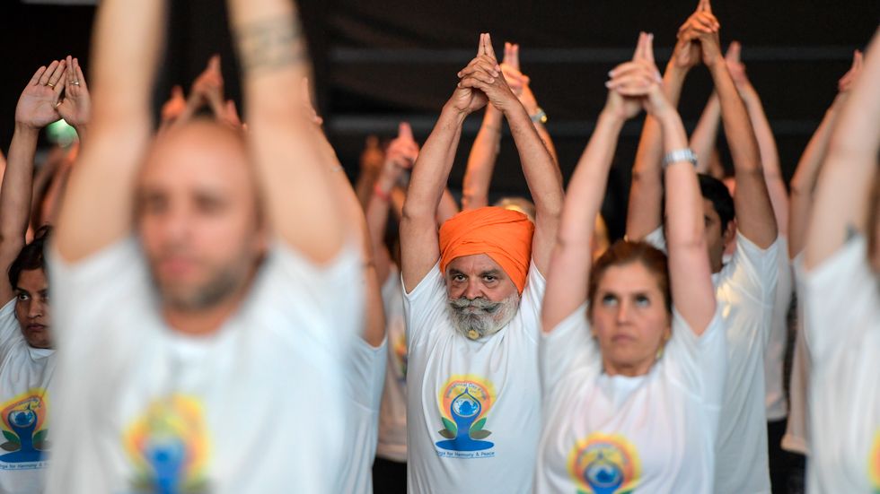 Omkring tusen personer deltog vid firandet av den Internationella yogadagen.
