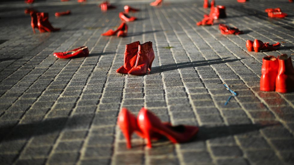 Inför internationella dagen mot våld mot kvinnor, ställde demonstranter i hela Belgien ut blodröda kvinnoskor framför domstolar och andra byggnader. 