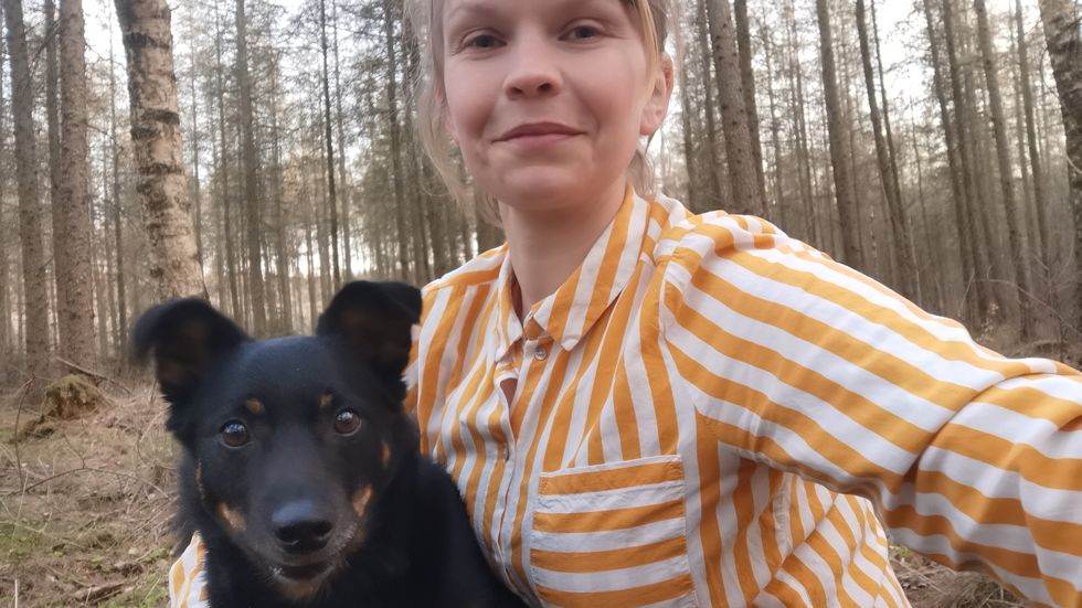 Forskaren Sofia Blomqvist ska träna sin hund Ylle att bli Sveriges första "hummelhund". Pressbild.
