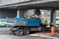 En lastbil som kört in i ett brofundament över E4 vid Fruängen söder om Stockholm har orsakat trafikproblem i morgonrusningen.