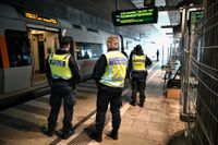 Polis genomför gränskontroll vid Hyllie station utanför Malmö. Arkivbild.