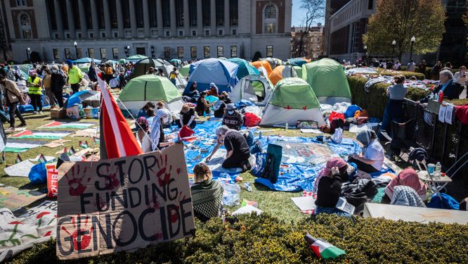Demonstranter som slagit läger utanför Columbia University på måndagen.