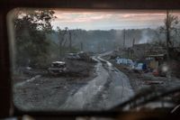 Scenen efter omfattande strider längs en väg vid fronten i Sievjerodonetsk, Luhanskregionen, förra veckan.