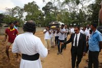 Anhöriga bär kistan där ett av dödsoffren för terrordåden vilar till gravsättningen i staden Negombo i Sri Lanka.