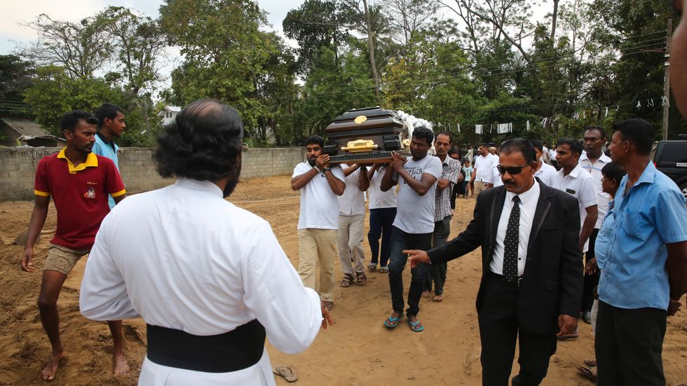 Anhöriga bär kistan där ett av dödsoffren för terrordåden vilar till gravsättningen i staden Negombo i Sri Lanka.