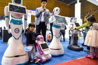 Robotar förevisas ­under en high tech-mässa i Shenzhen.