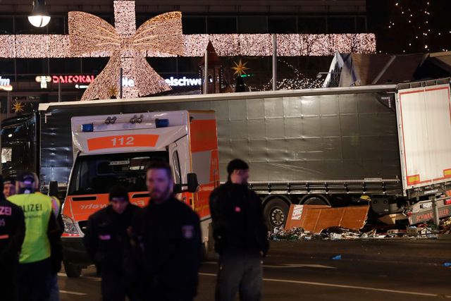Polis och räddningstjänst vid lastbilen som körde rakt in i folkmassan på julmarknaden.