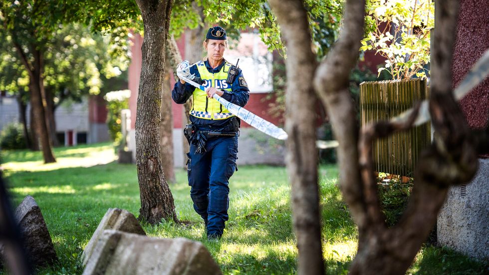 Polis på plats efter en skjutning i Hjulsta i Stockholm. 