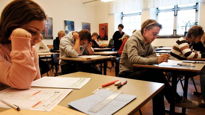 Högskoleprovet görs på Östra real i Stockholm 2005. 