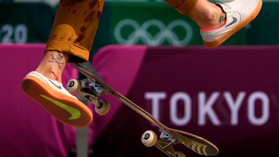 Brasilianskan Leticia Bufoni tränar på OS-arenan i Tokyo.