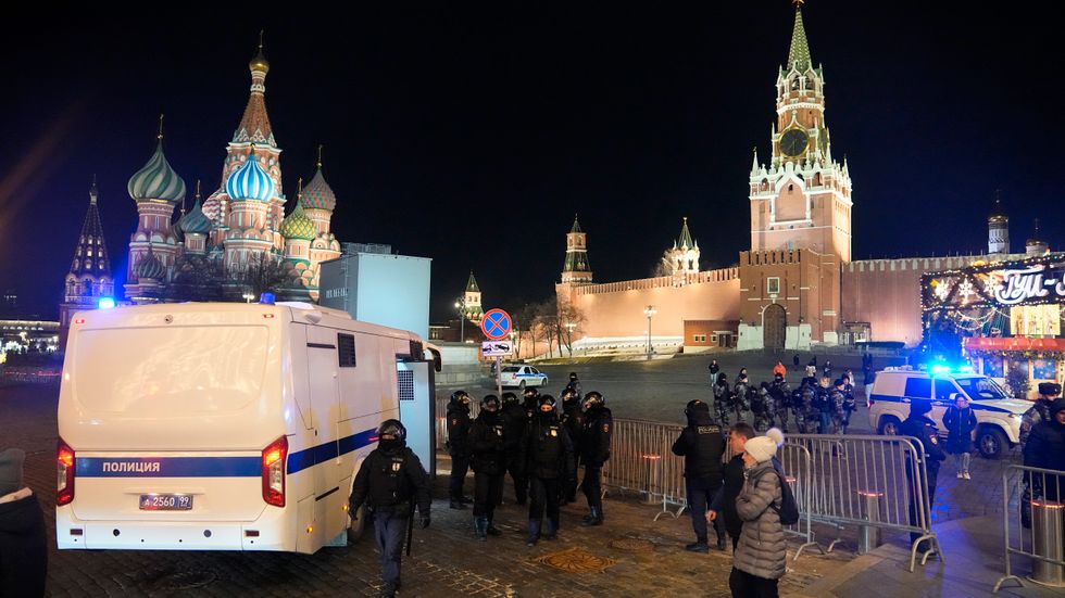 Polis har spärrat av Röda torget i Moskva under måndagskvällen efter protester mot invasionen av Ukraina.