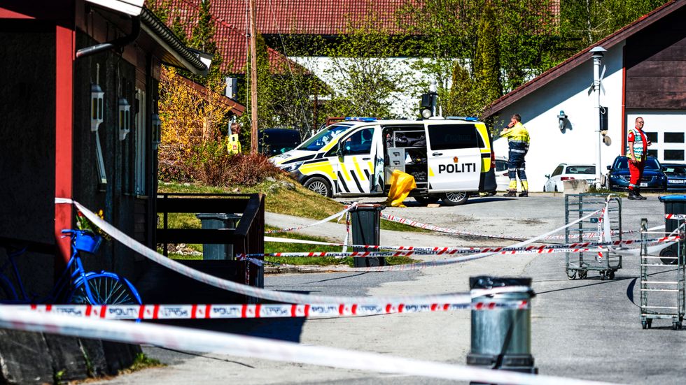 Minst tre personer har knivskurits i Nore i sydöstra Norge.