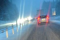 Ymnigt snöfall över E4:an söder om Värnamo på fedagskvällen. Upp mot 15 centimeter snö förväntas fram till lördag morgon och befaras leda till trafikproblem.