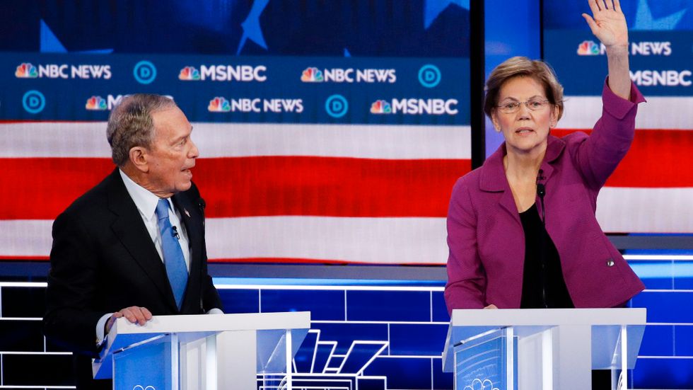 Mike Bloomberg och Elizabeth Warren i nattens debatt i Las Vegas. 