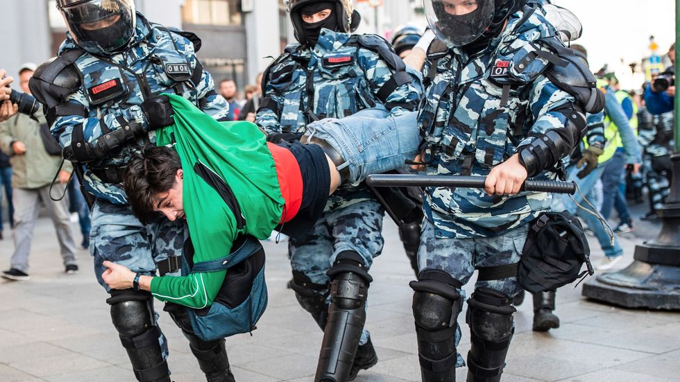 En man bärs bort av kravallpolis under en demonstration den 10 augusti i Moskva.