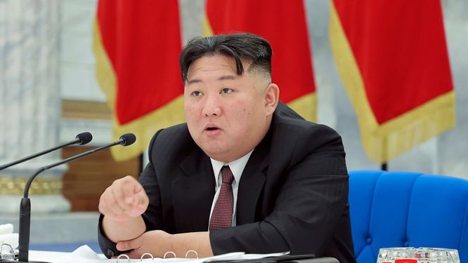 Nordkoreas ledare Kim Jong Un talade under det styrande Arbetarpartiets kongress och uppmanade till att stärka landets militära makt.